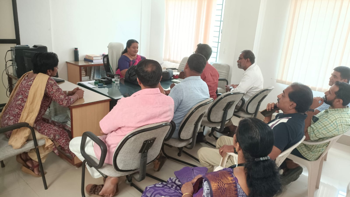 അവധി നിഷേധം -അക്വ നേതാക്കൾ ചീഫ് എഞ്ചിനീയറുടെ ക്യാബിനിൽ കയറി പ്രതിഷേധിച്ചു.